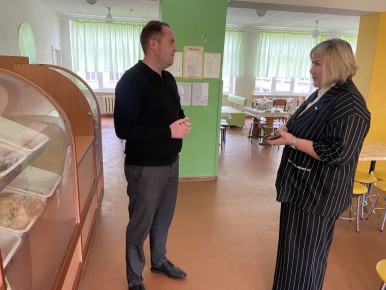 Глава Токмакского МО Александр Калмыков продолжает следить за качеством школьного питания