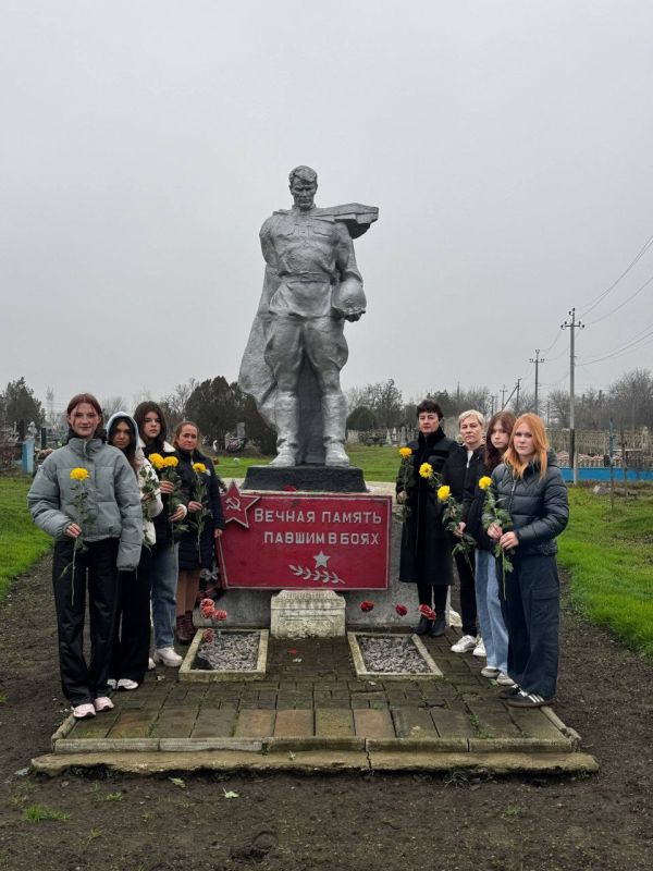 В День неизвестного солдата, ученики и сотрудники Орлянской средней общеобразовательной школы присоединились к всероссийской акции памяти