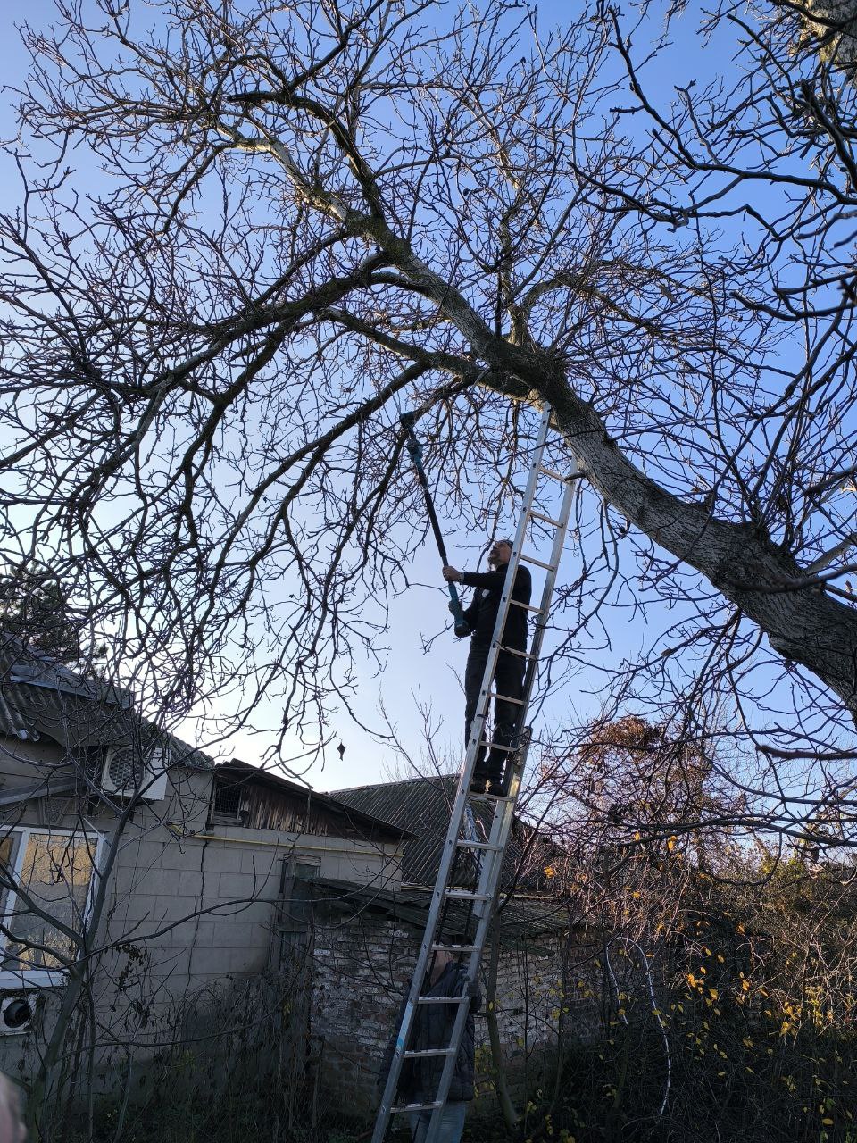 Сотрудники МУП УК «Контакт» ежедневно выполняют работы по благоустройству и уборке территории муниципального округа