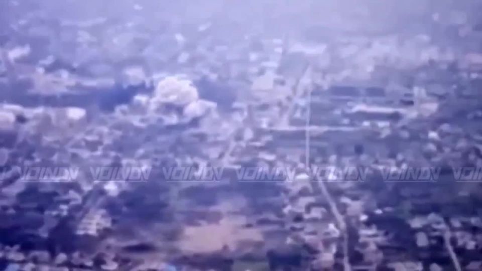 Российские военные наблюдают за обработкой позиций ВСУ в Гуляйполе Запорожской области, видео Telegram-канала "Воин DV"