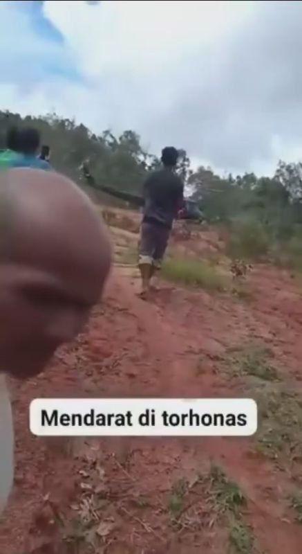 Посадка вертолёта Bell 412 Национальных вооружённых сил Индонезии (TNI) на вершине холма в районе Тапиан-Наули, округ Центральный Тапанули, с грузом для пострадавших от стихийного бедствия жителей