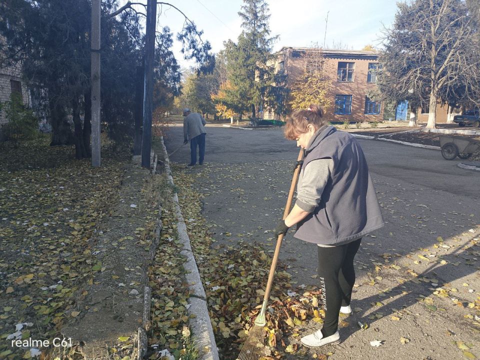 В Токмакском муниципальном округе проводятся работы по благоустройству общественных территорий и памятников военной истории