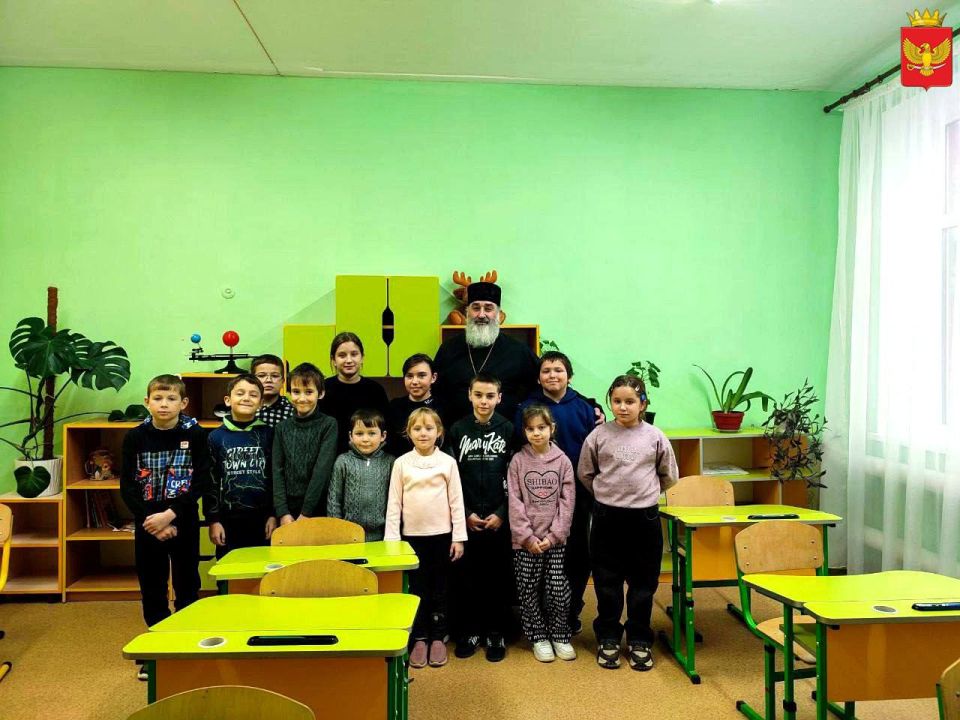 На этой неделе в начальных классах Радоловской школы состоялась встреча юных учеников с протоиереем Ростиславом, настоятелем храмов Архангела Михаила в селе Нельговка и Свято-Троицкого храма в селе Радоловка