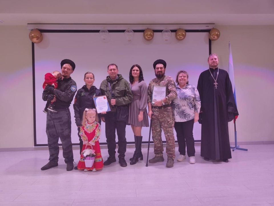 На базе ГБУ ОО ЗО "СОШ №3" г. Приморск в пятницу, 5 декабря, состоялся яркий патриотический концерт, посвященный Дню добровольца в России