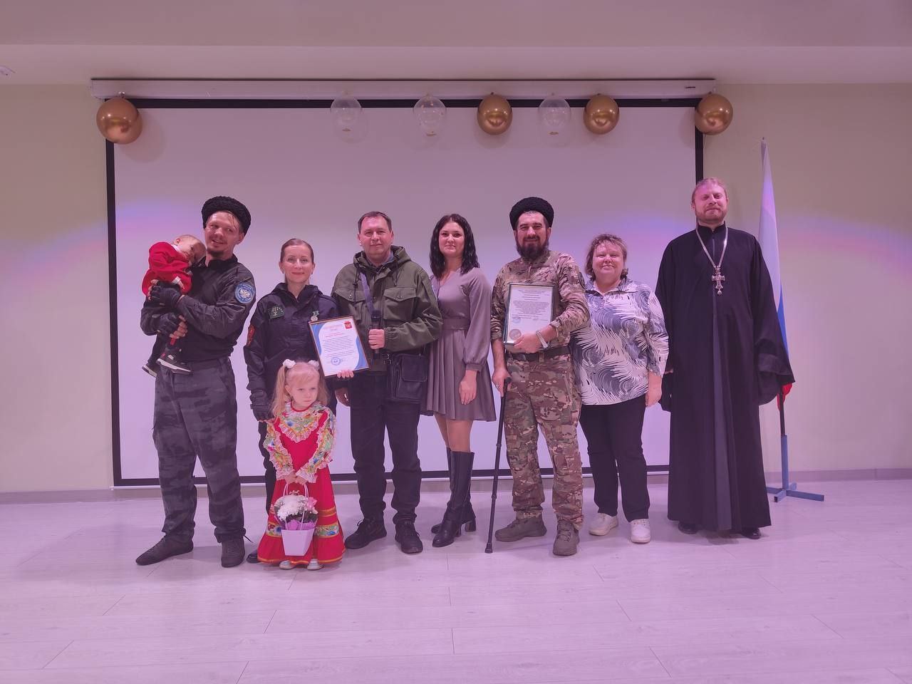 На базе ГБУ ОО ЗО "СОШ №3" г. Приморск в пятницу, 5 декабря, состоялся яркий патриотический концерт, посвященный Дню добровольца в России