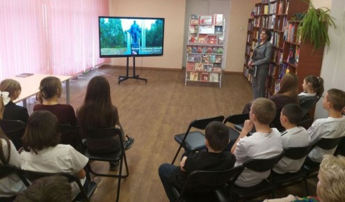 Ко Дню Неизвестного Солдата в Токмакской центральной детской библиотеке для учащихся 7 класса школы №5 прошла информационная беседа «Имя твое неизвестно…»