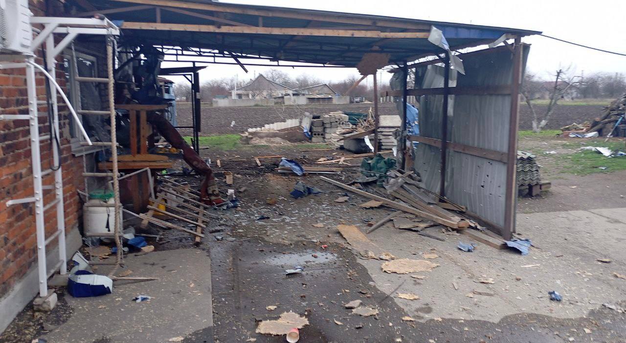 Евгений Балицкий: В Васильевке двое местных жителей получили осколочные ранения разной степени тяжести в результате атаки дрона на частный дом - мужчина 2007 года рождения и женщина 1936 года рождения