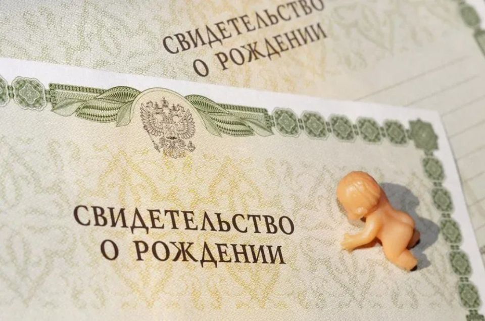 На удаленном рабочем месте отдела ЗАГС в родильном отделении ГБУЗ «Бердянская городская больница» поздравили счастливых родителей Сергея и Алену с рождением двойняшек – Арианы и Платона!