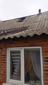 Частный дом, в котором проживает семья с двумя детьми, оказался поврежден в Запорожской области при ударе ВСУ