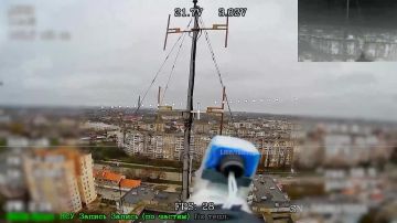 Разведчики 215-го орб 98 гв. вдд ВДВ из состава ГрВ "Днепр" продолжают уничтожение вражеских антенных усилителей и ретрансляторов на крышах жилых домов