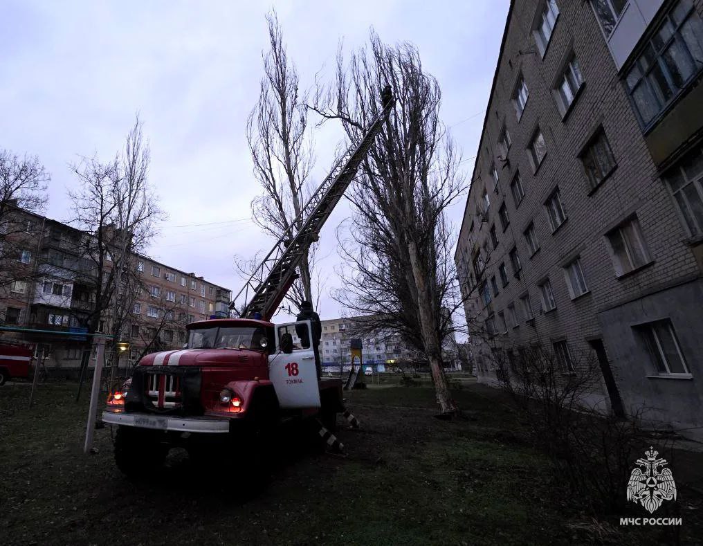 В Токмаке силами спасателей МЧС России были успешно проведены аварийно-спасательные работы