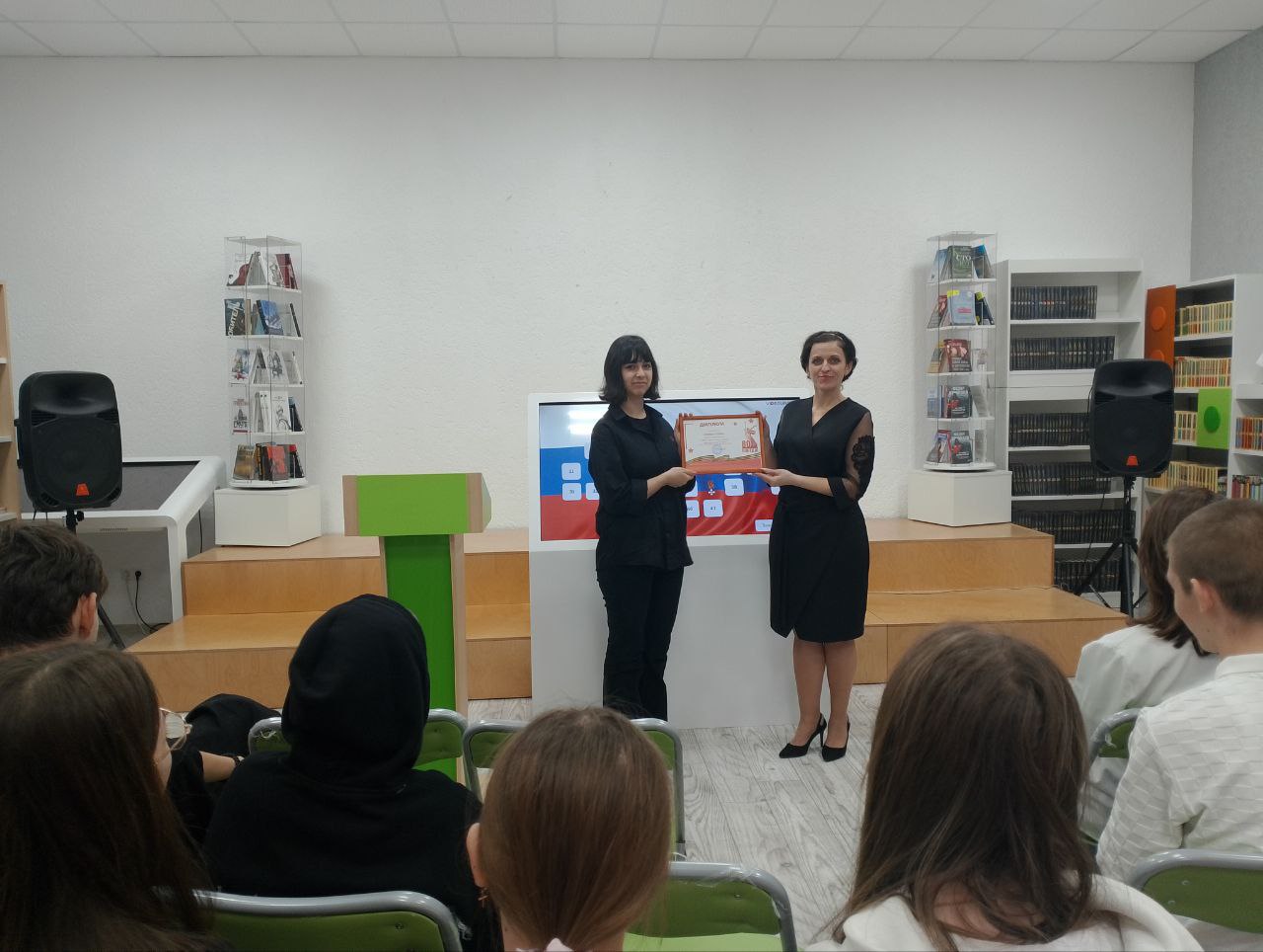 В Приазовской библиотеке состоялось интересное событие — интерактивная игра «Живут герои в памяти народа», организованная для учеников 8-А класса