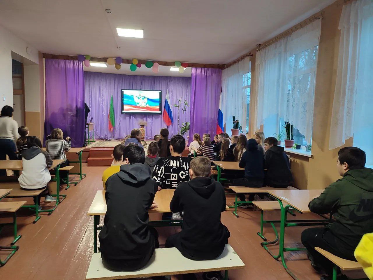 В Атманайской школе №28 совместно с сельской библиотекой проведен патриотический час "Героев помним имена"