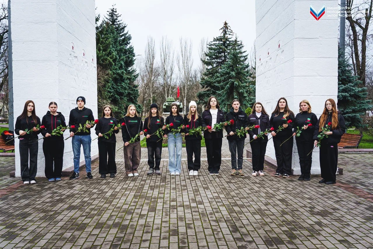 Активисты движения «Юг Молодой» провели торжественную церемонию возложения цветов к Вечному огню в честь Дня Героев Отечества