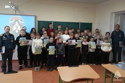 Инспекторы ГИМС МЧС России обучают школьников правилам безопасности на воде