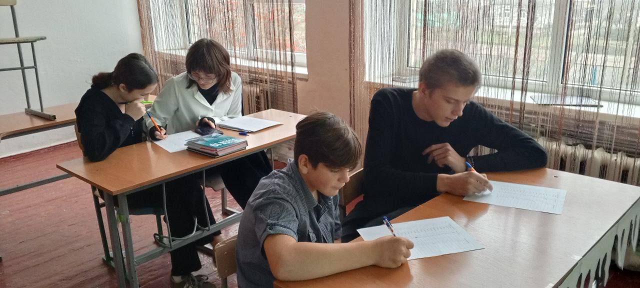 Старшеклассники ГБУ ОО ЗО "Орловская СОШ" приняли участие в деловой игре по личному финансовому планированию "Личные финансы"