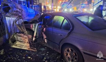 В Мелитoполе спасатели МЧС России деблокировали пострадавшего в ДТП водителя