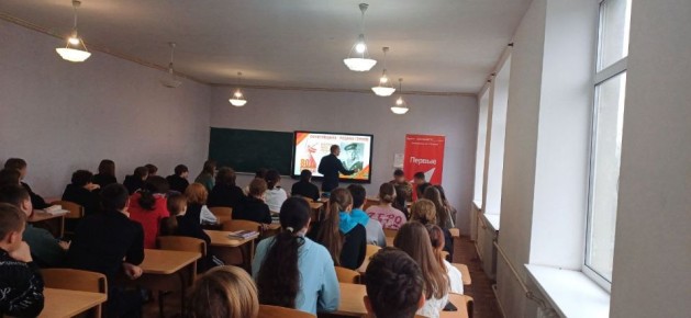 Ко Дню Героев Отечества, который ежегодно отмечается 9 декабря, заведующий Пологовским районным краеведческим музеем принял участие в уроке-беседе, проведенном для учащихся СОШ № 4