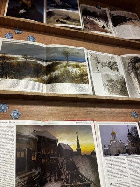В Центральной библиотеке им. М. Лермонтова проходит выставка «Зима в картинках» — атмосферное пространство, где каждая книга становится своеобразным окном в мир искусства