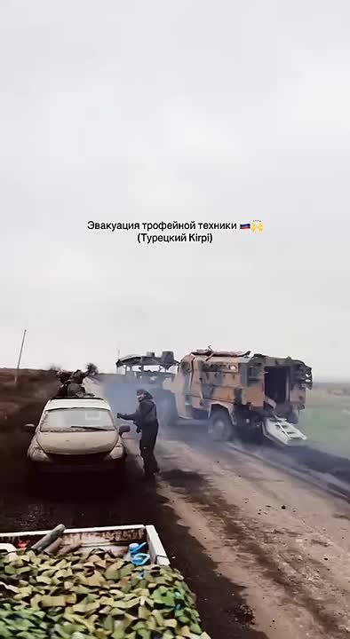 Наши бойцы эвакуируют в тыл очередной трофейный турецкий бронеавтомобиль BMC Kirpi ВСУ на одном из направлений