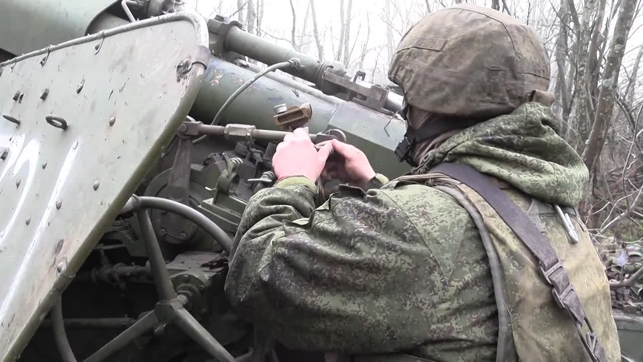 В одном из районов Гуляйполя операторы разведывательных БПЛА группировки «Восток» выявили украинские подразделения, которые спешно оборудовали позиции внутри городской застройки