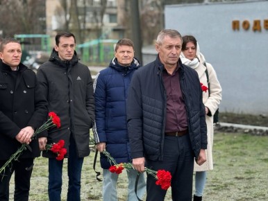 Сегодня представители Министерства агропромышленного комплекса и продовольственной политики Запорожской области возложили цветы к мемориалу в честь Героев Отечества