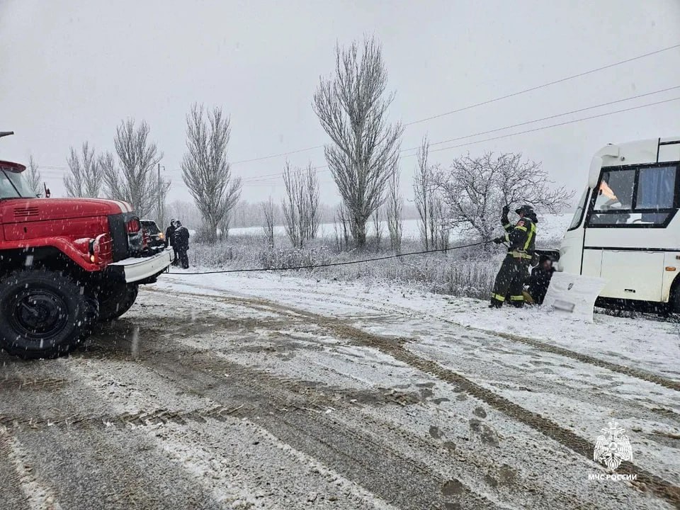 Спасатели вытащили из кювета рейсовый автобус в Запорожской области