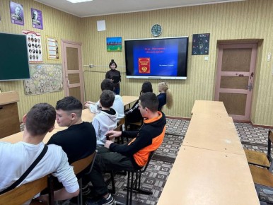 "КАЧАЕМ ПРАВА". 10 декабря Владимировская сельская библиотека для учащихся 8-9 классов ГБУ ОО ЗО "Владимировская школа-детский сад №10" подготовила игру-викторину "Качаем права"