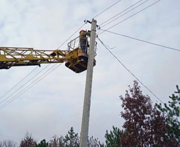 В Токмакском муниципальном округе специалисты «Запорожьеэнерго» филиал АО «Юго-Западная ЭСК» выполнили замену повреждённой опоры воздушной линии электропередач