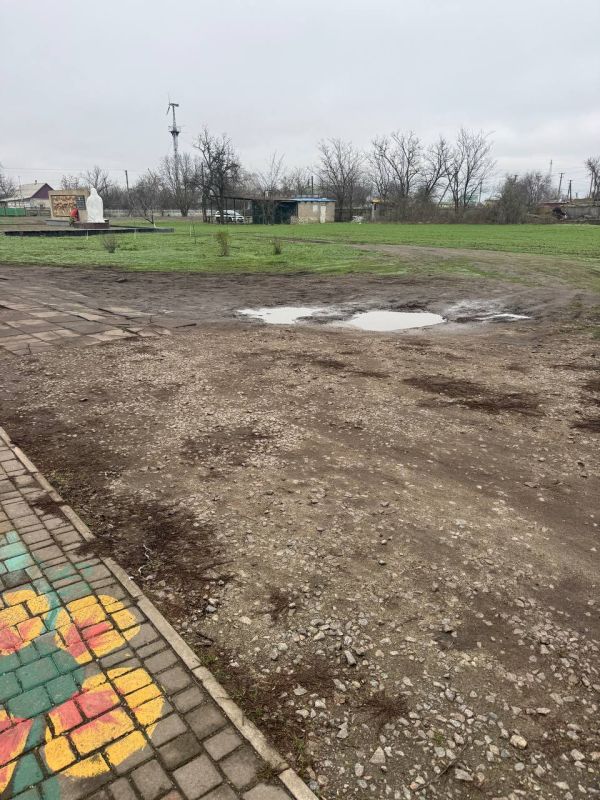 Общими усилиями администрации и местных жителей удалось благоустроить въезд на территорию «Малобелозерского детского сада №1 «Мир Детства»