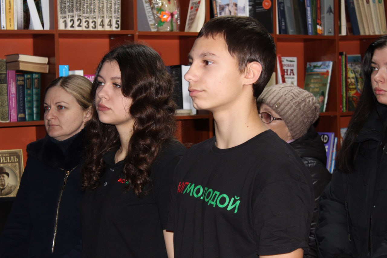 В Черниговской центральной библиотеке провели час мужества, приуроченного ко Дню Героев Отечества «Прикоснись сердцем к подвигу»