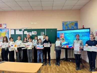 В преддверии Дня Конституции Российской Федерации председатель территориальной избирательной комиссии № 19 Михайловского МО встретилась с учащимися 5-х и 6-х классов ГБУ ОО ЗО «Пришибская школа»