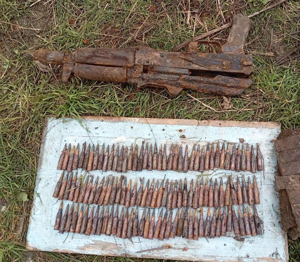 В Запорожской области нашли автомат и патроны в заброшенном доме