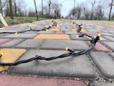 В Акимовском центральном парке монтируют новогоднюю иллюминацию