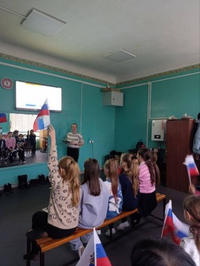 Депутаты и активисты провели для школьников правовой урок в День Конституции РФ