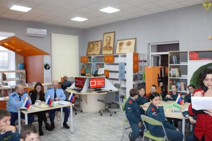 Сегодня, 12 декабря 2025 года, в честь Дня Конституции Российской Федерации, прокуратура Приазовского района совместно с МБУ «Приазовская централизованная библиотечная система» провела увлекательный брейн-ринг «Я — гражданин...