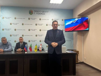 Сегодня в День Конституции провели встречу с учащимися средне-профессиональных образовательных организаций Токмакского муниципального округа