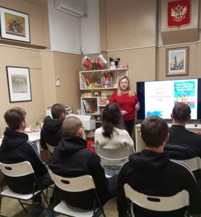 «Конституция - основной закон государства»: в Токмакском краеведческом музее провели информационный час для молодежи