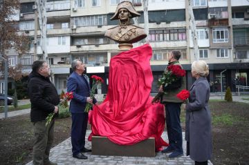 Евгений Балицкий: Принял участие в открытии бюста адмирала Фёдора Ушакова в новом сквере Мелитополя, названном в честь великого русского флотоводца