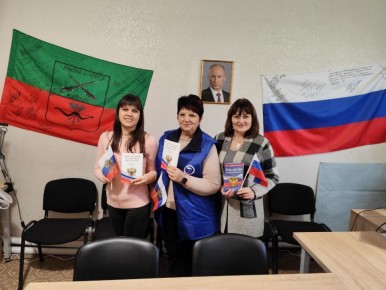 Сотрудники территориального отдела ЗАГС Пологовского района Управления ЗАГС Запорожской области поздравили с важным государственным праздником – Днём Конституции – руководителя территориального избирательного комитета Галаш...