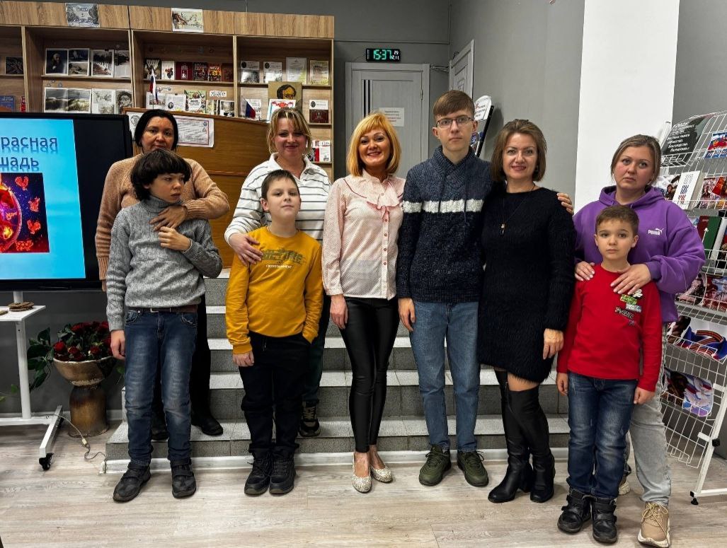 В Центральной городской модельной библиотеки им. М.Ю. Лермонтова в культурно-просветительском центре «Читай-Твори» состоялась удивительная встреча, посвящённая символу наступающего года — Огненной Лошади!