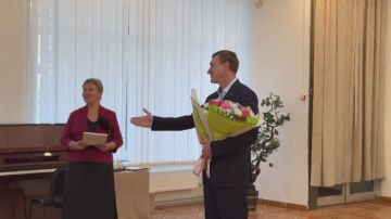 Председатель горсовета поздравил художественную школу с 45-летием