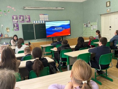 В гимназии «Новомучеников и исповедников Бердянских» председатель территориальной избирательной комиссии №8 провела познавательное мероприятие, посвящённое Дню Конституции РФ