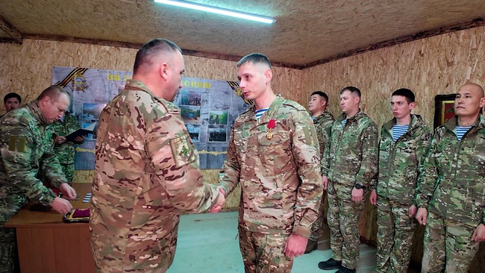 Гвардейцев-десантников из Бурятии наградили за подвиги в Курской области