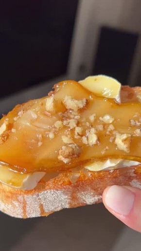 1111126. 16261125. Горячая брускетта с карамелизированной грушей и сыром бри Ингредиенты: