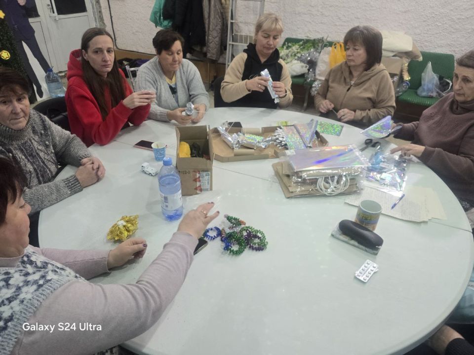 Сегодня начала работу мастерская Деда Мороза — творческая лаборатория Новогодних оформлений Надеждинского СДК