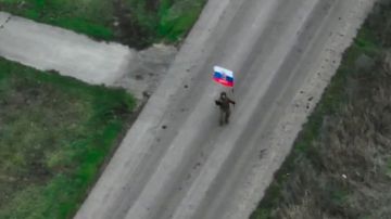 Российский триколор в Варваровке сняли с дрона