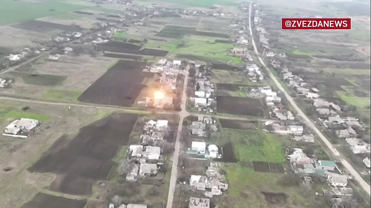 Операторы дронов нашли бандеровцев в городской застройке в Гуляйполе и передали координаты артиллеристам