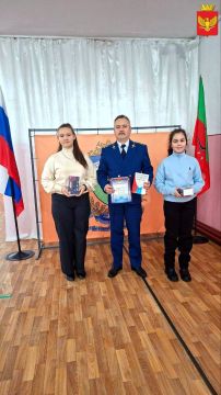 В преддверии Дня Конституции Российской Федерации прокуратура Приморского района организовала конкурс среди учащихся школ округа на лучшую творческую работу, посвященную главному Закону нашего государства