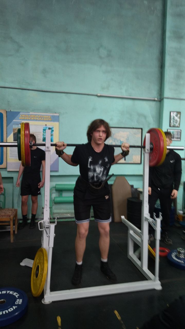 В спортивной школе г. Токмак состоялся открытый турнир по классическому троеборью, посвященный Году защитника Отечества